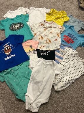Boys short sleeve shirt lot of 14 size 9 months